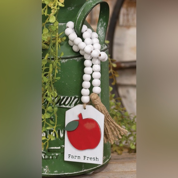 *White Beaded “Farm Fresh” Apple Tag Garland - Picture 2 of 13
